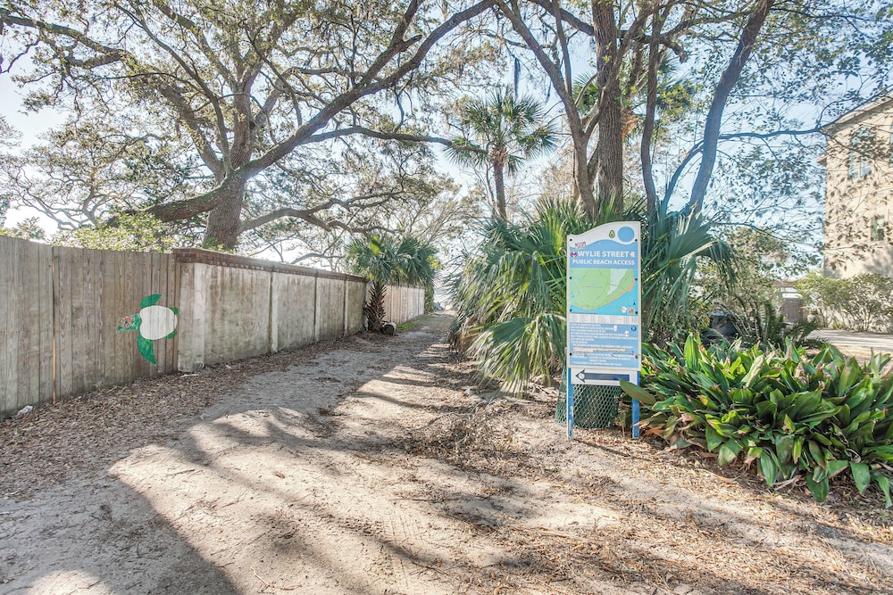 Walk to Public Beach: Hideaway in St Simons Island