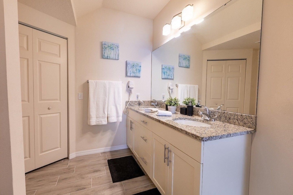 8984 SD - Serene Lucaya Retreat