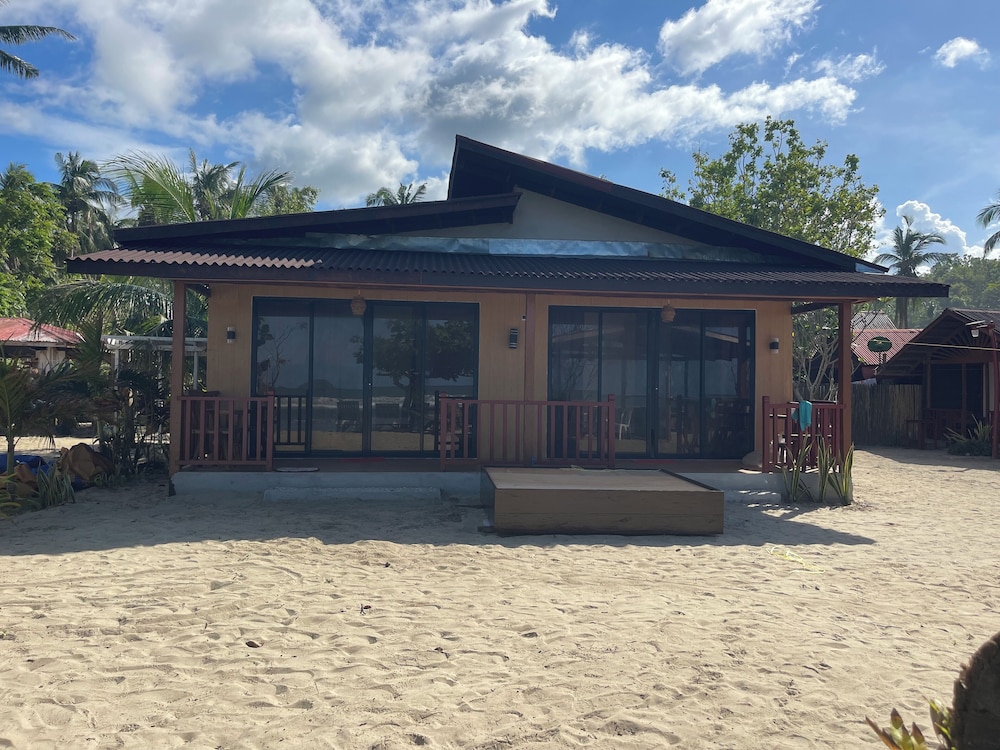 Akoya Beach Park & Cottages
