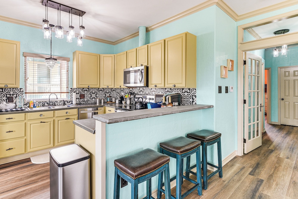 Walk to the Ocean: Family Retreat in Crystal Beach