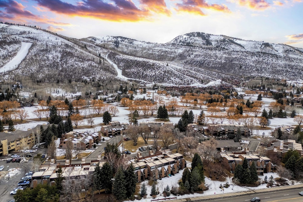 Parkside Condo by Avantstay Walk to Ski Lifts + Town Pool & Hot Tub Access
