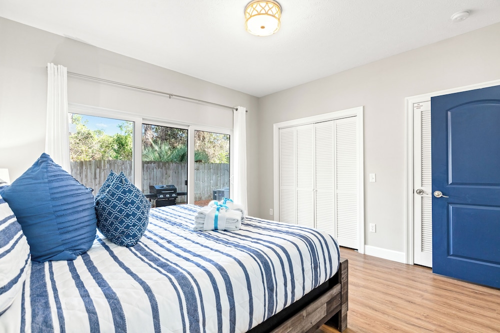 Sailors Cove: 5-bedroom, 4.5 Baths, Sleeps 12! Steps Away From the Beach!