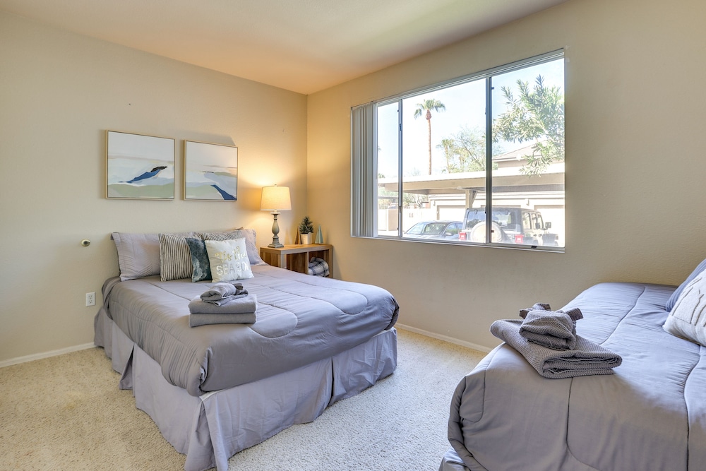 Walk to Papago Park: Central Phoenix Condo