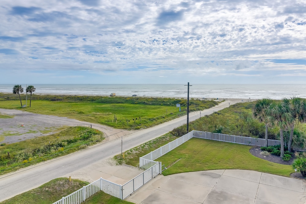 Steps to Beach: Vibrant House in Galveston!