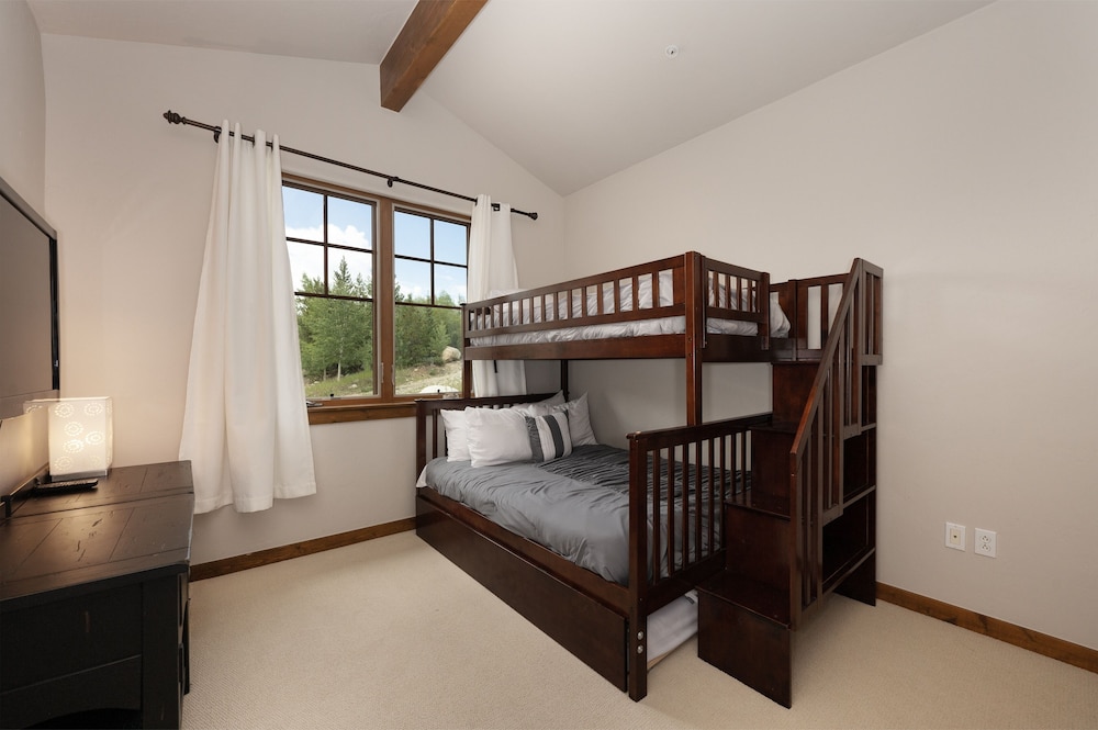Bear Trail 3 Bedroom Townhouse by RedAwning view 4