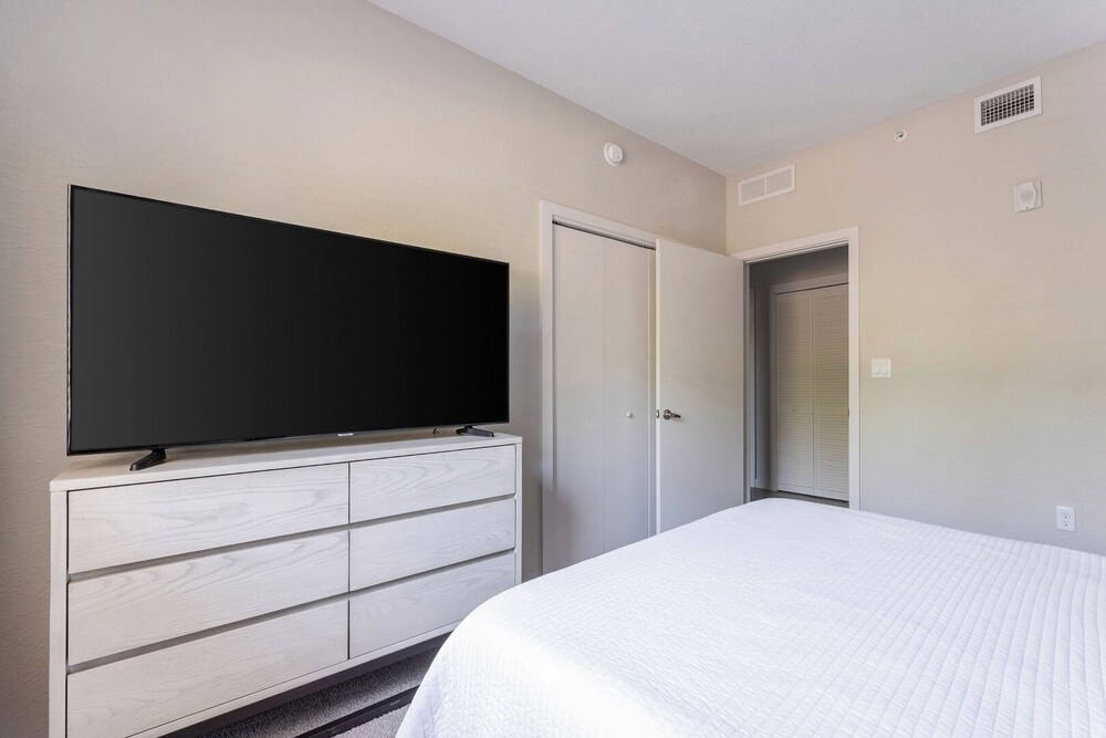 Daytona 3BR Getaway Pool, Gym, Pet Friendly
