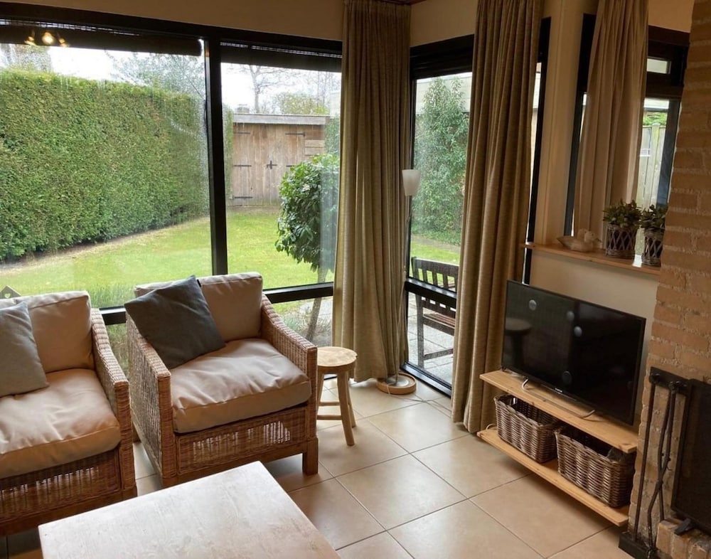 Bungalow Near Beach With Private Garden