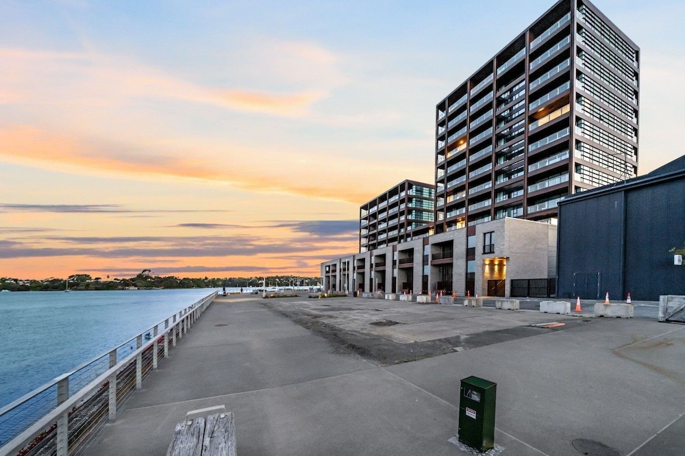 1BR with Balcony Close to Ferry by Zodiak Stays