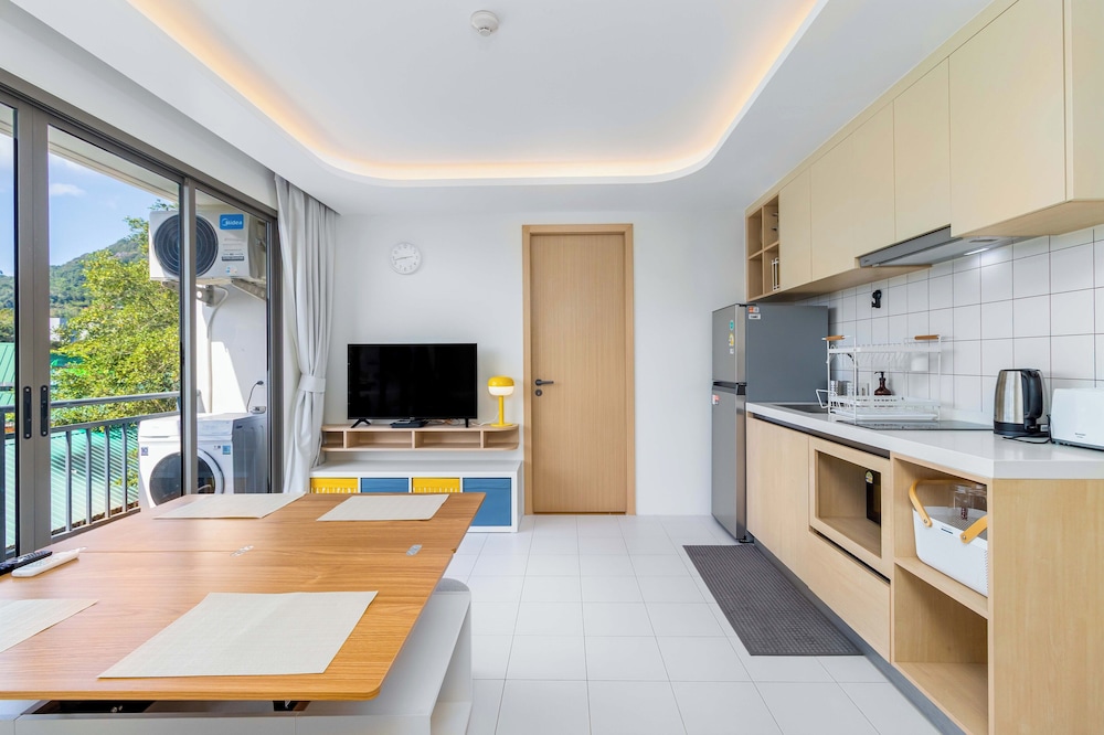 2BR Close to Beach Pool Views C256