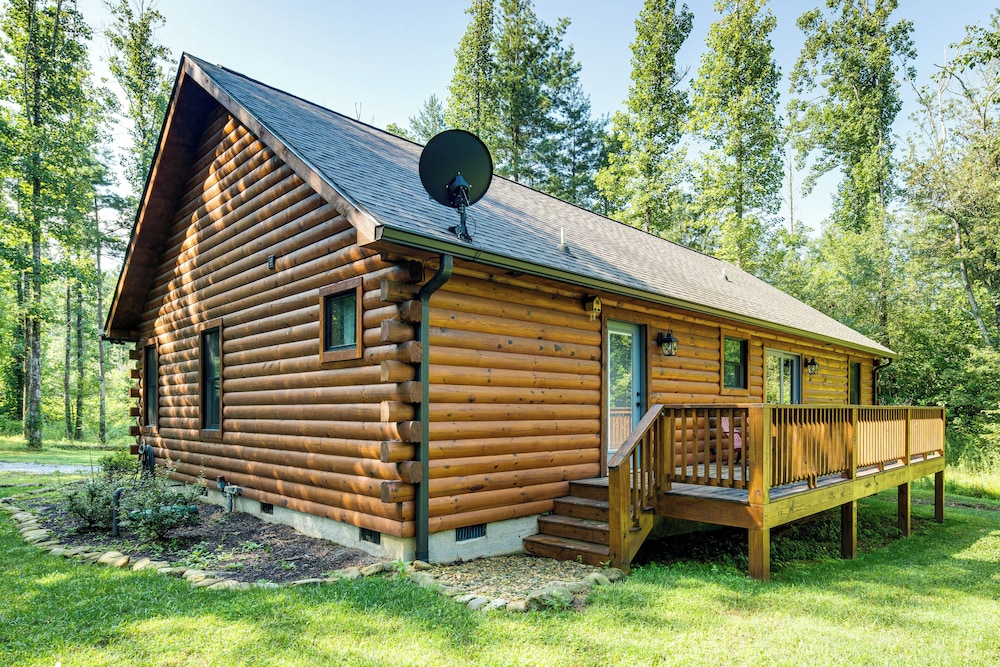 Secluded, Private! Forested Hendersonville Retreat