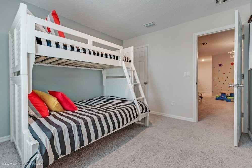 Orlando's Newest Resort Community Town Home 4 Bedroom Townhouse by Redawning - Image 3