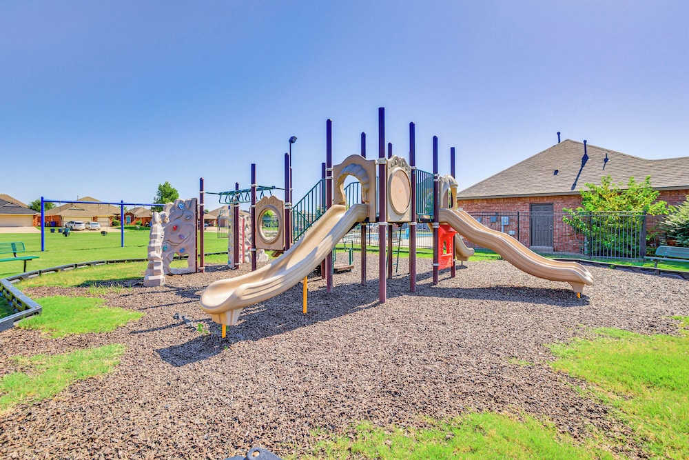 14 Mi to Dtwn Okc: Edmond Gem w/ Fenced Yard!
