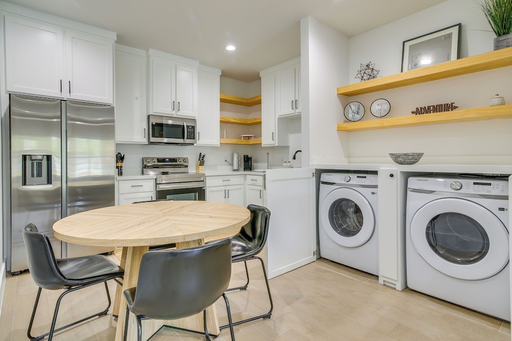 Modern Comfort: Brownsville Home Near Dtwn