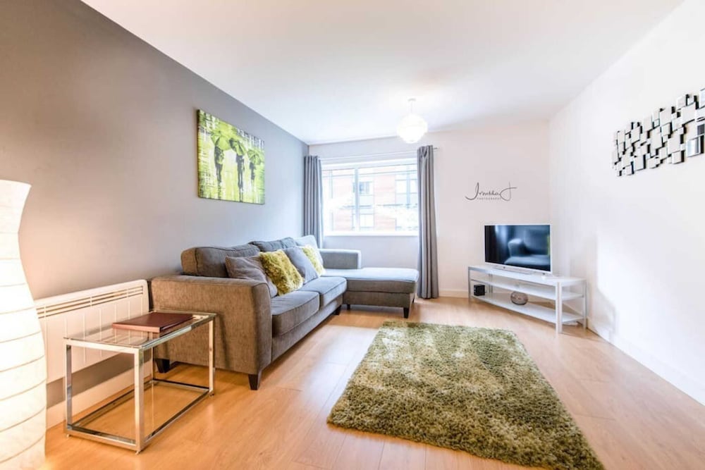 Modern 1kb, 1DB Apt - Salford Quays view 3