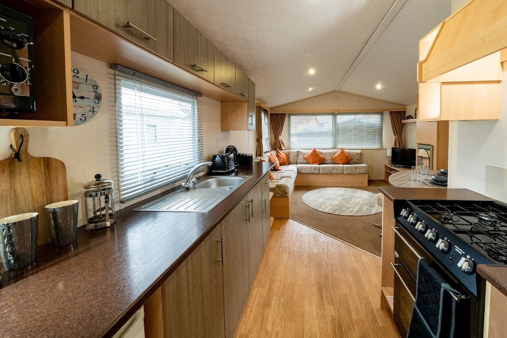 Inviting 3-bed Caravan on Sand Le Mere, Tunstall view 5