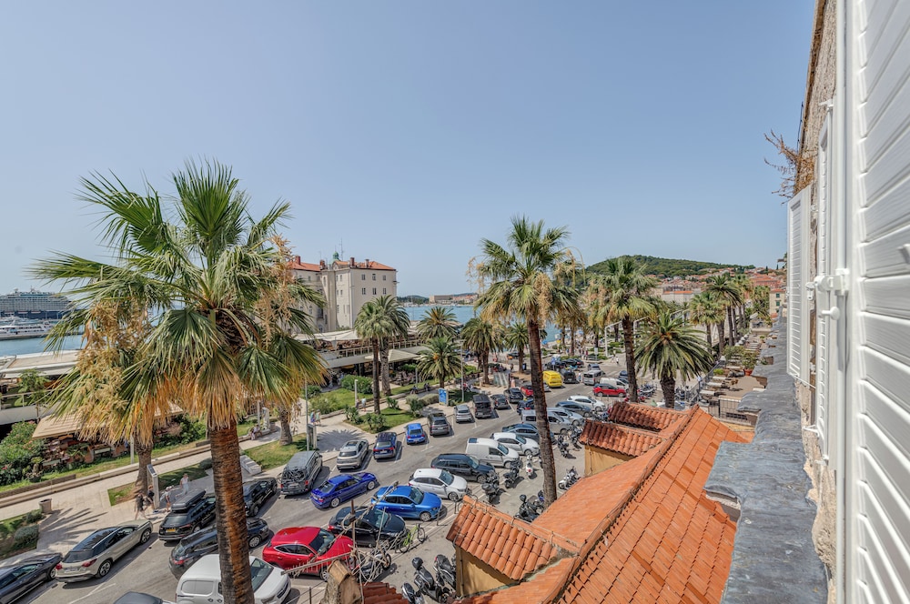 Porta Stella 2-Bedroom Luxury Apartment