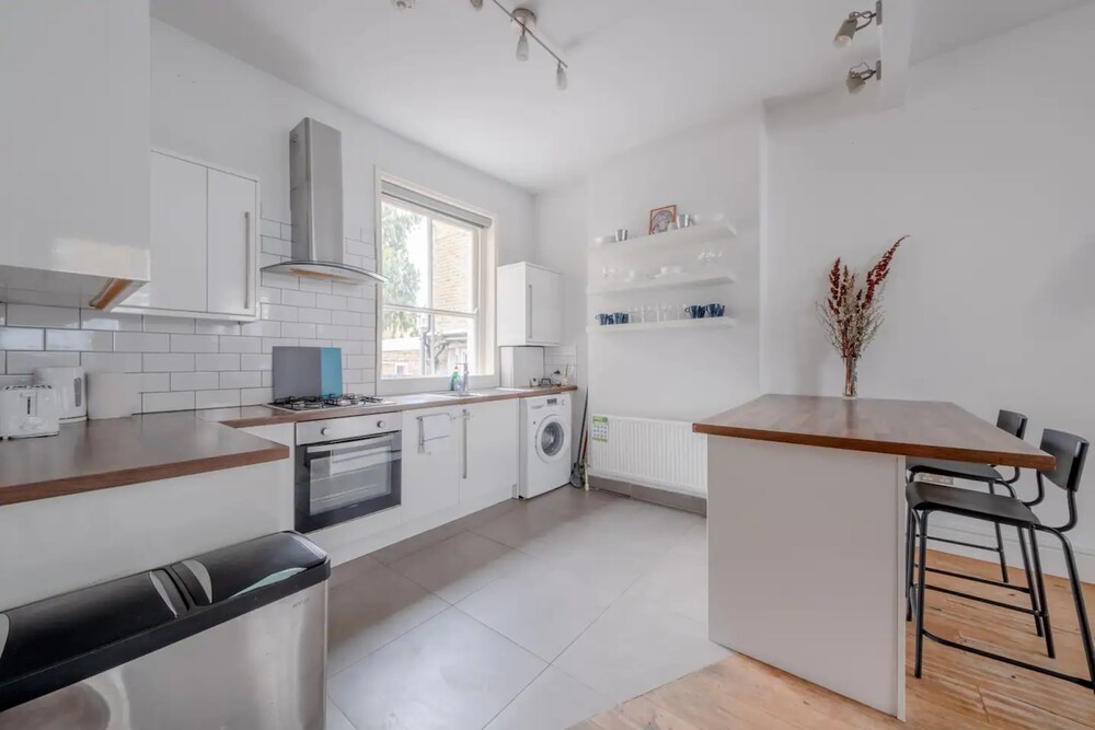 Lovely 3 Bedroom Apartment in Clapton With Garden