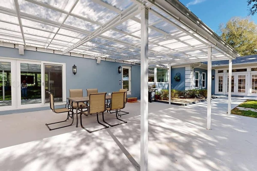 Executive 5 Bedroom Pool Home, Dade City!