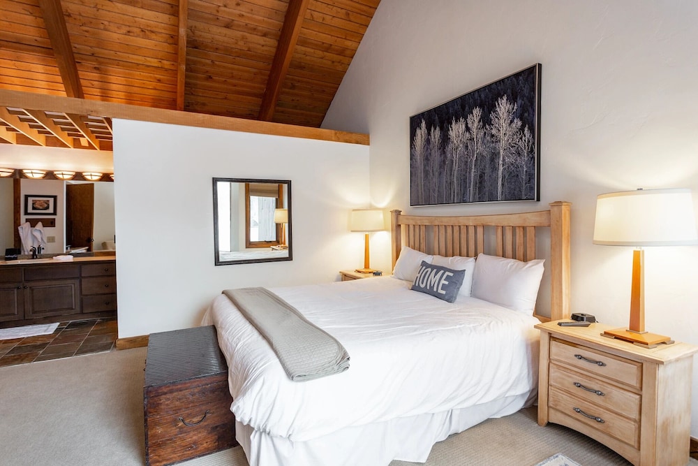 Pinnacle at Deer Valley Resort - Four Bedroom Condo with Hot Tub #1263 4 Condo