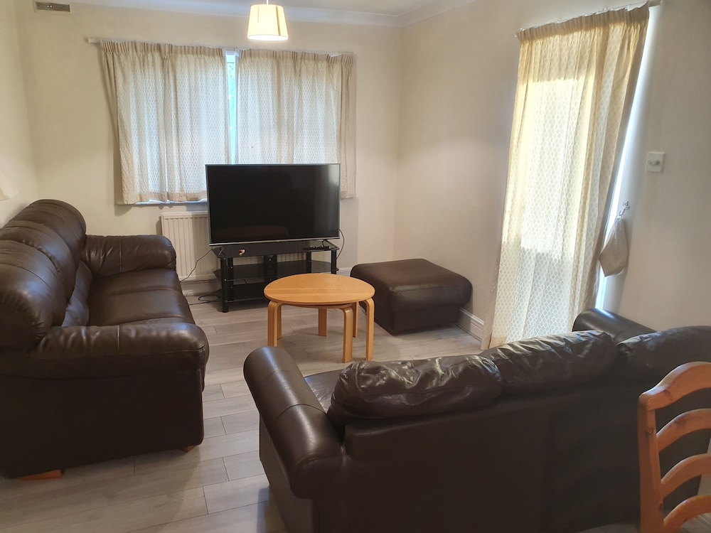 Elegant 3 Bed house walk Wembley stadium view 5