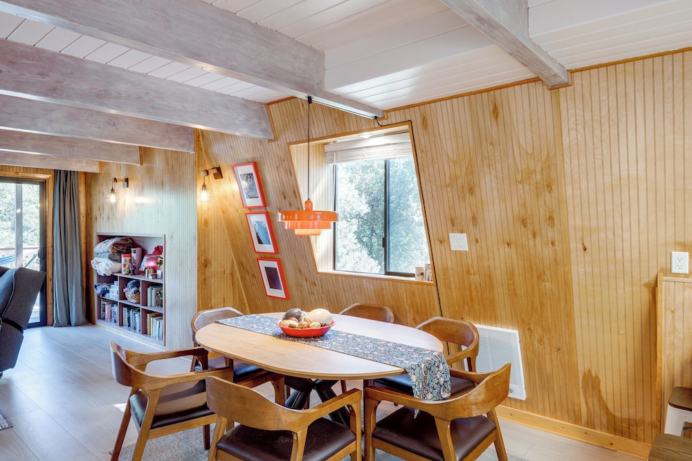 Walk to Village: Cozy Cabin in Pine Mountain Club!
