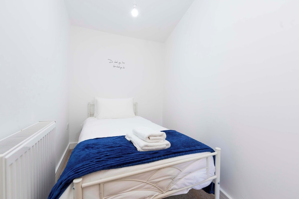 Cosy-cute Miner's Cottage on the Taff Trail