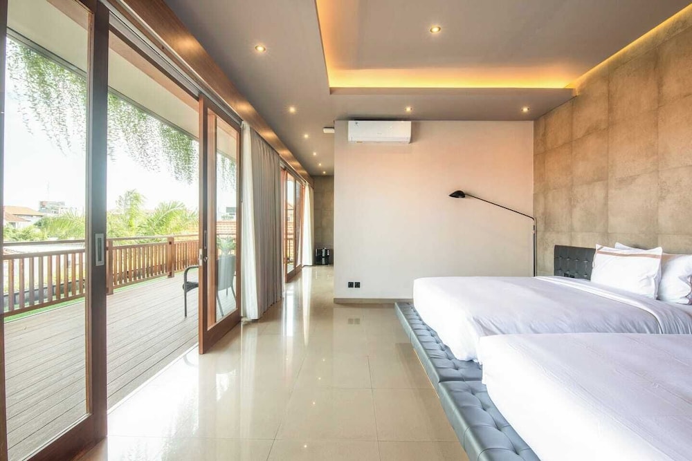 Exquisite 5BR Villa: Premier Luxury in Seminyak