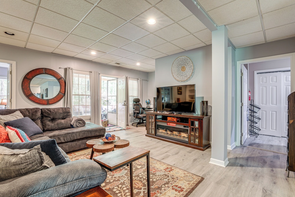 Spacious Yard & Bbq: Chic Escape in Lawrenceville!