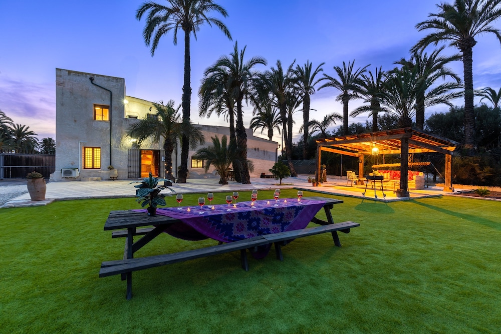 Historical Palms Villa by Fidalsa