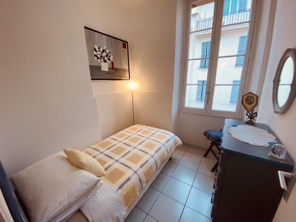 2 Bedroom Apartment in the Heart of Cannes air Conditioning Easy Walk to the Palais des Festivals - 2015