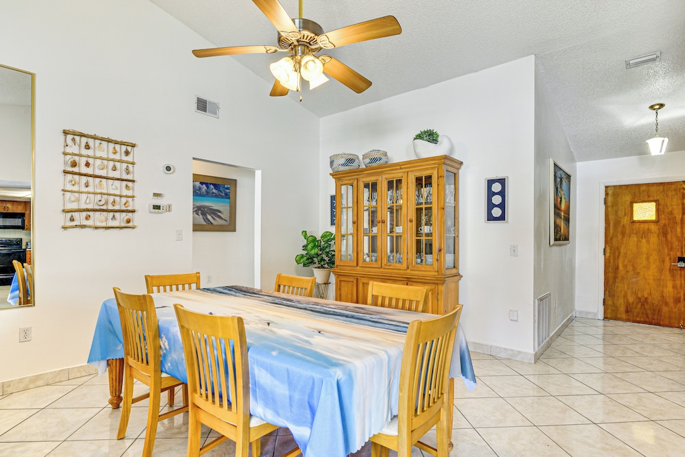 6 Mi to Hudson Beach: Port Richey Home w/ Patio!