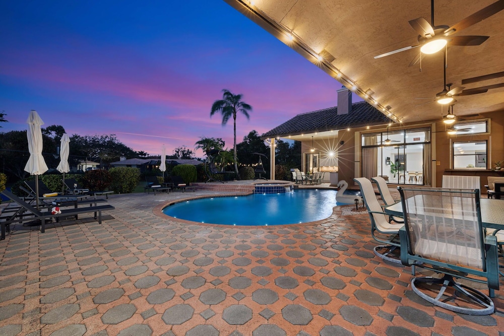 Grand 6BR Plantation Estate w/ Tennis & Pool