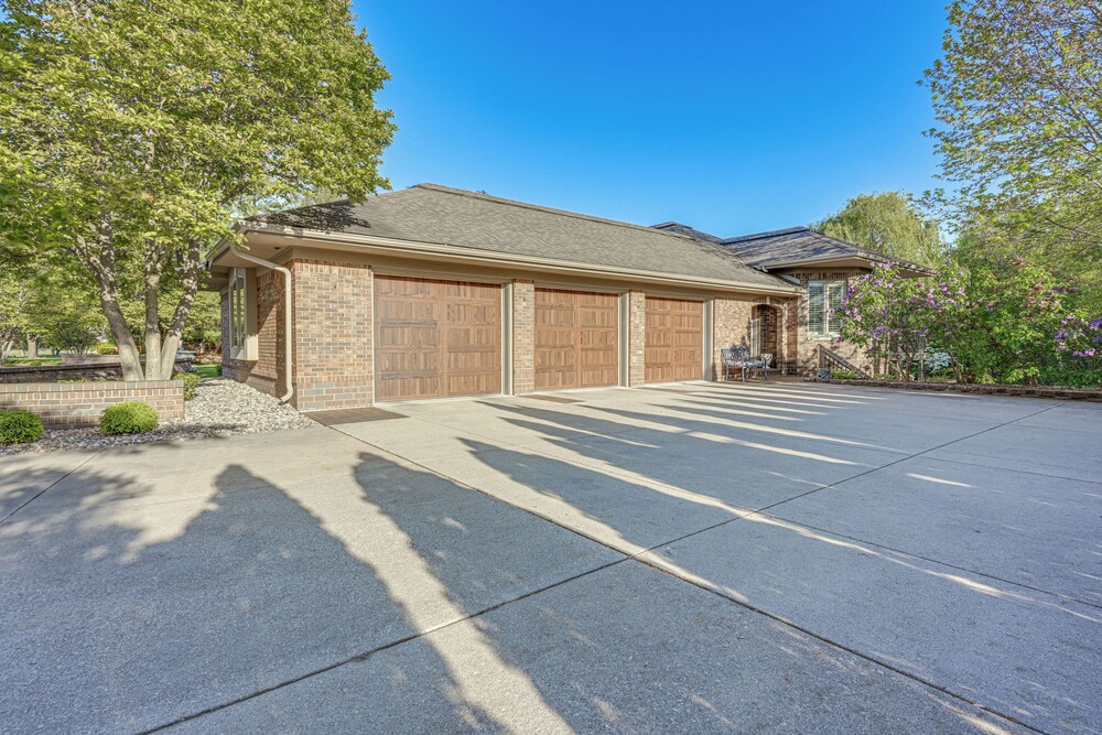 9 Mi to Svsu: Family Home w/ Deck & Yard