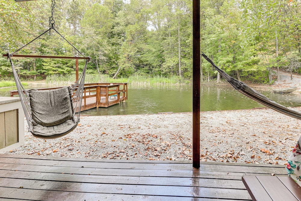 Cottage By the Pond: Serene Northeast Ohio Retreat