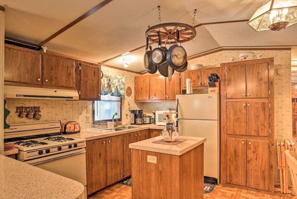 Cloudcroft Cabin w/ Deck: Near Skiing & Fishing!