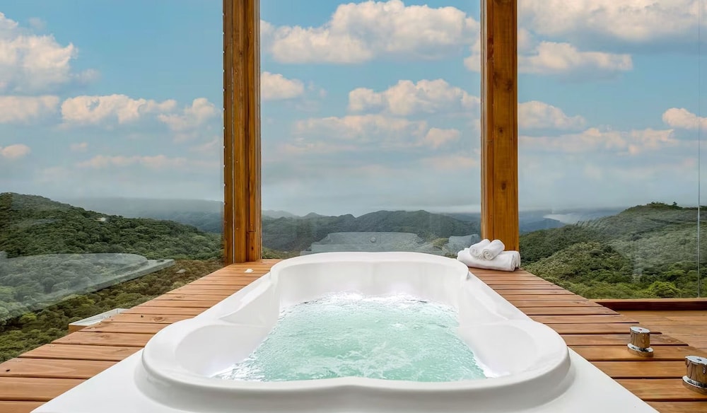 Linda cabana com jacuzzi VST013