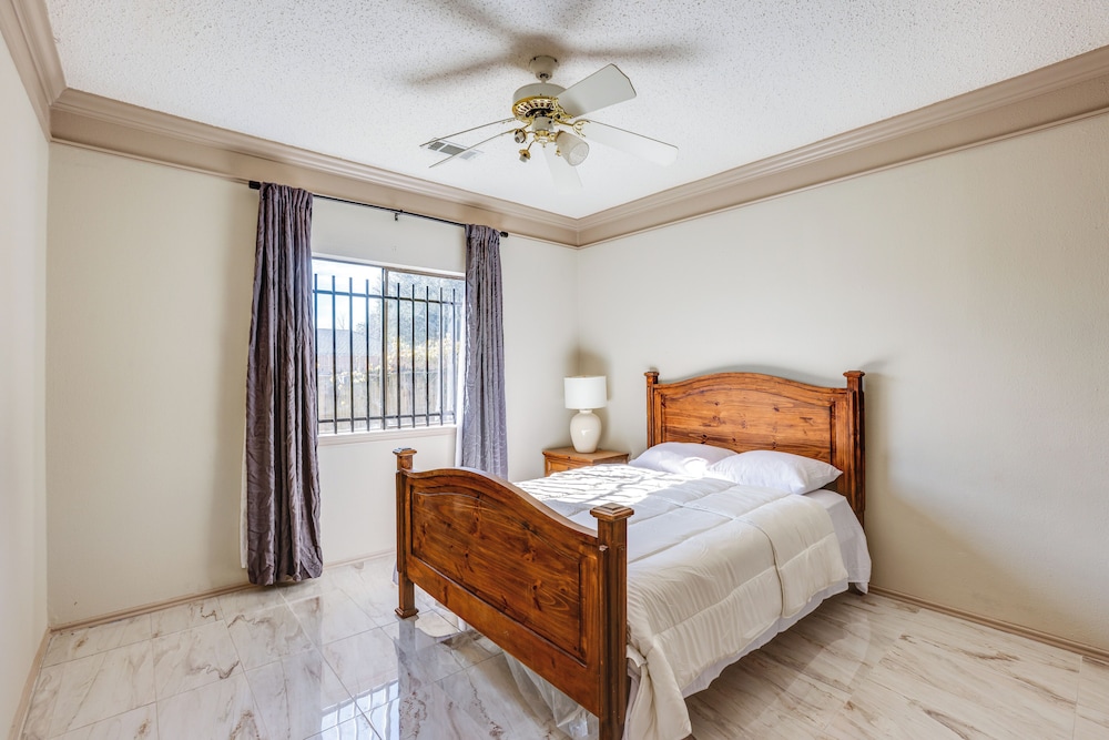 2 Mi to Houston Funplex: Home w/ Private Yard!