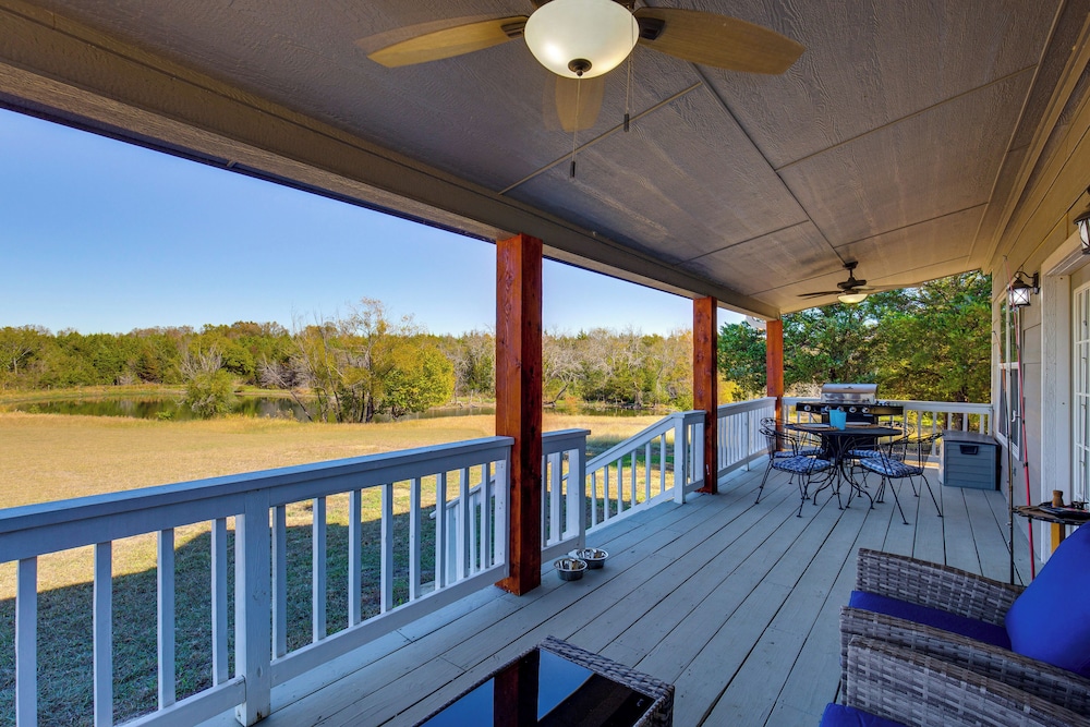 Stocked Fishing Ponds: Texas Getaway w/ Cows!