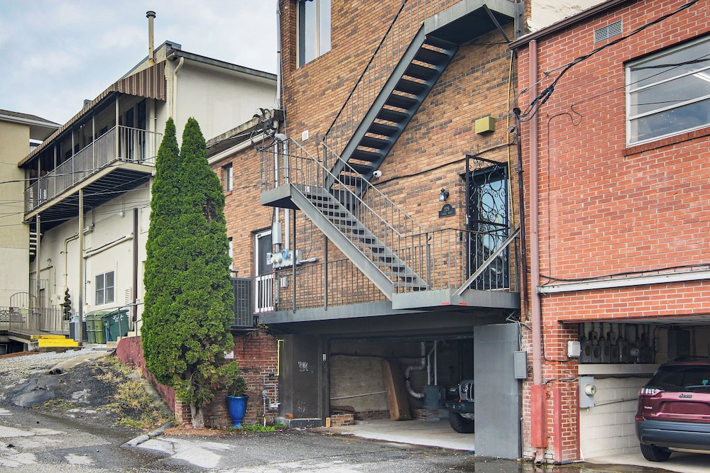 Modern Dtwn Condo w/ Balcony in Hendersonville