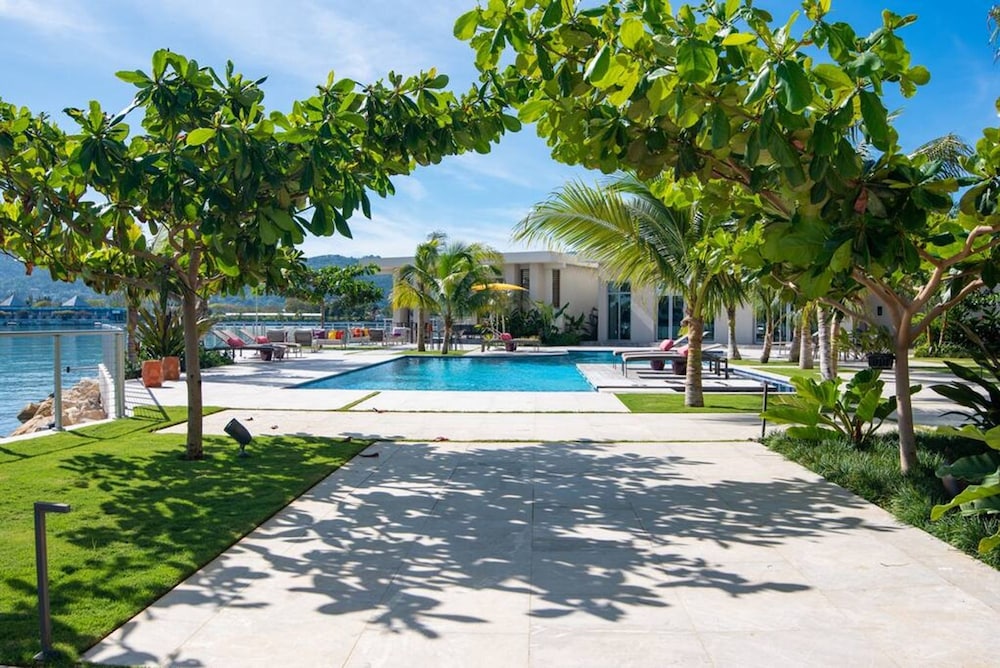 Stylish Paradise Luxury Waterfront Apartment at Soleil Residences