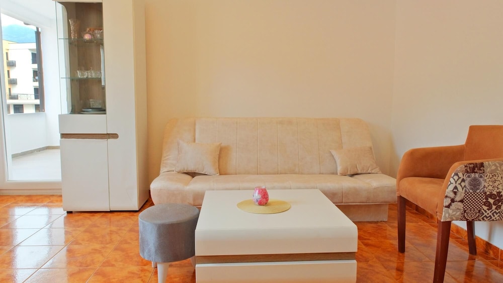 Spacious Nature View Flat Near Porto Montenegro view 4