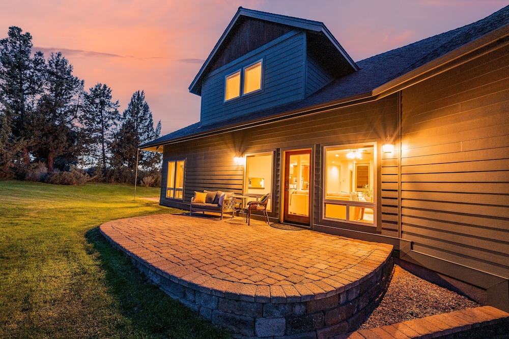 Family-Friendly Dara Oaks Home with Private Hot Tub and BBQ on the Deck by RedAwning