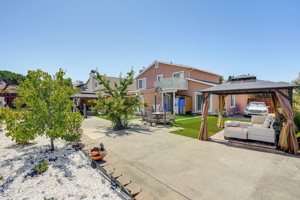 Bay & Hill Views: Modern Hercules Home