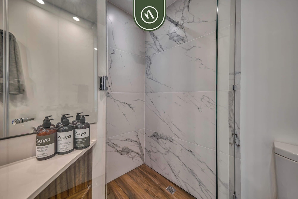 Brand New 1 BR Condo - Pool - Jacuzzi - Gym