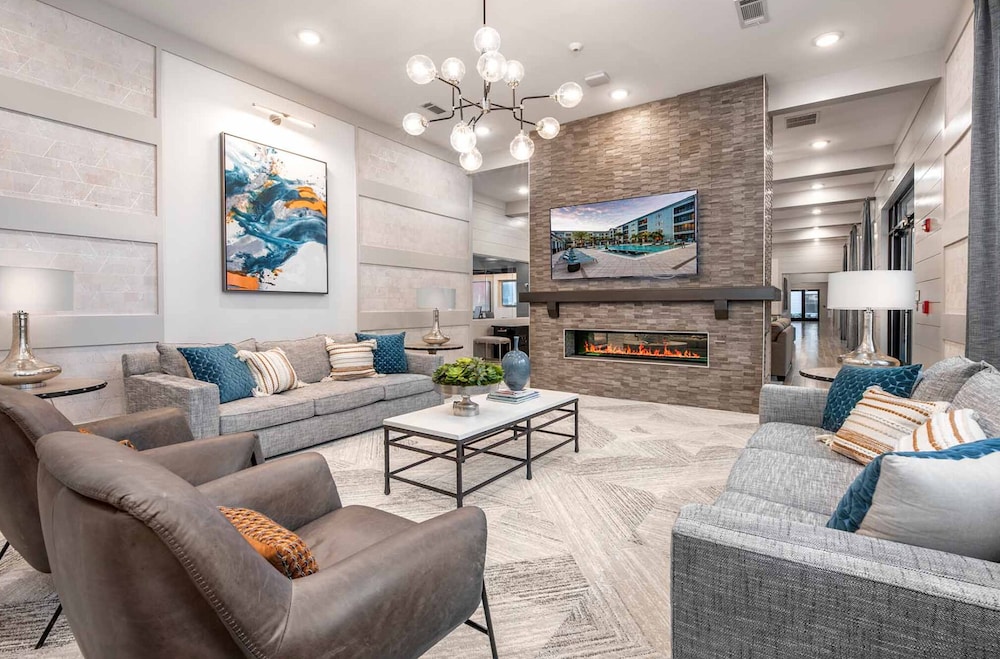 Monarch Apartments 15m to Parks, Pet Friendly, Free Parking by Heavenly Homes
