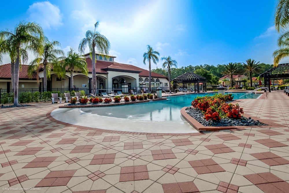 518mb New and Modern 8 Bedroom 5 Bathroom Villa - Image 3