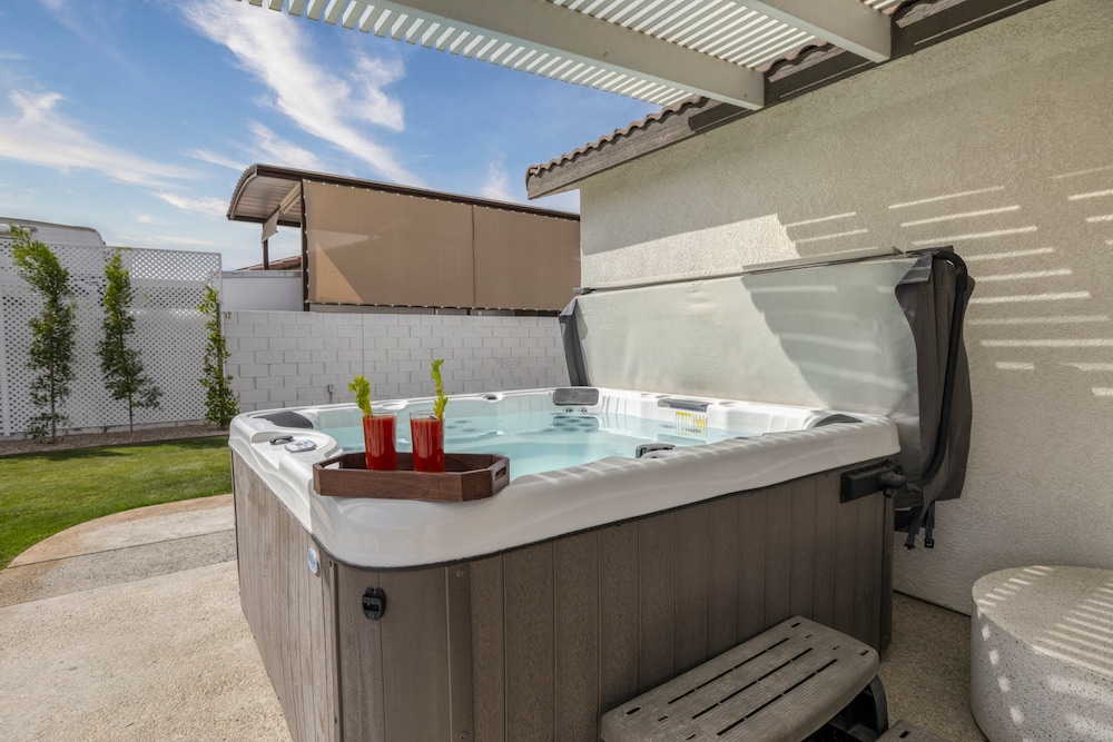 Montego by Avantstay Private Yard w/ Pool & Hot Tub
