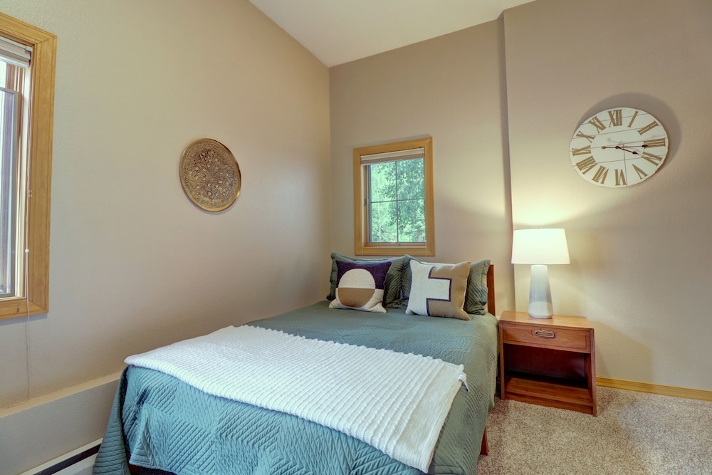 Pet Friendly, Slope-side, Spacious Town Home - ER21 by Redawning view 2