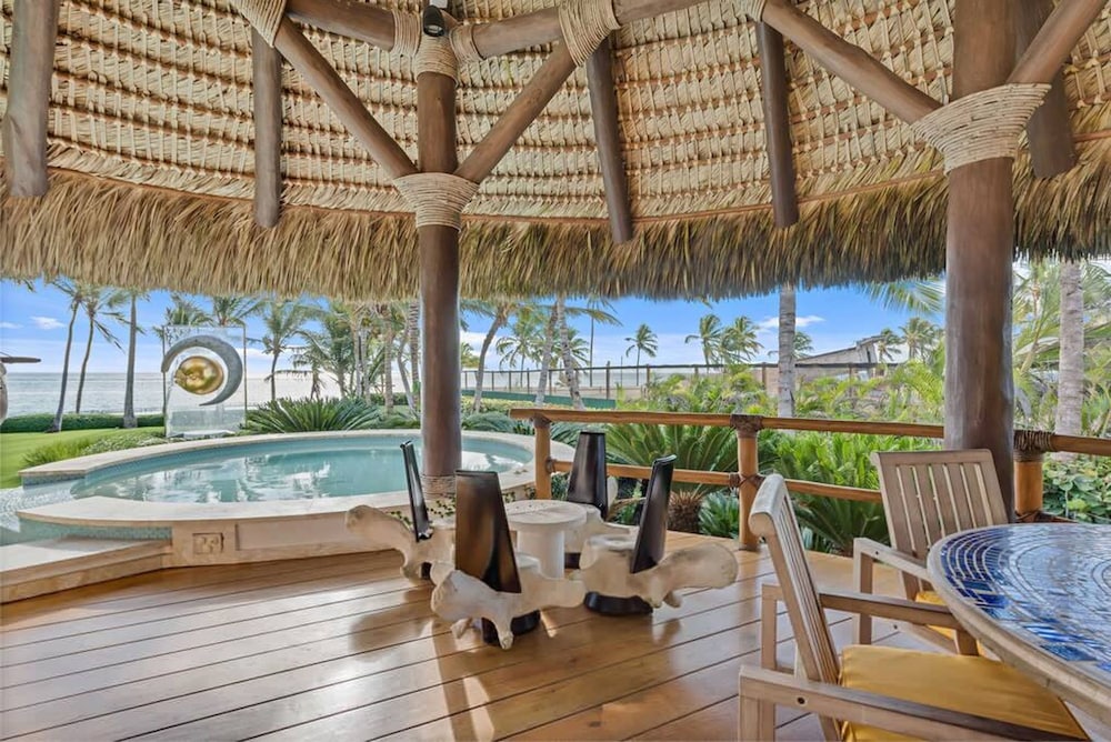 Dazzling Beachfront Villa With Swim-up Bar