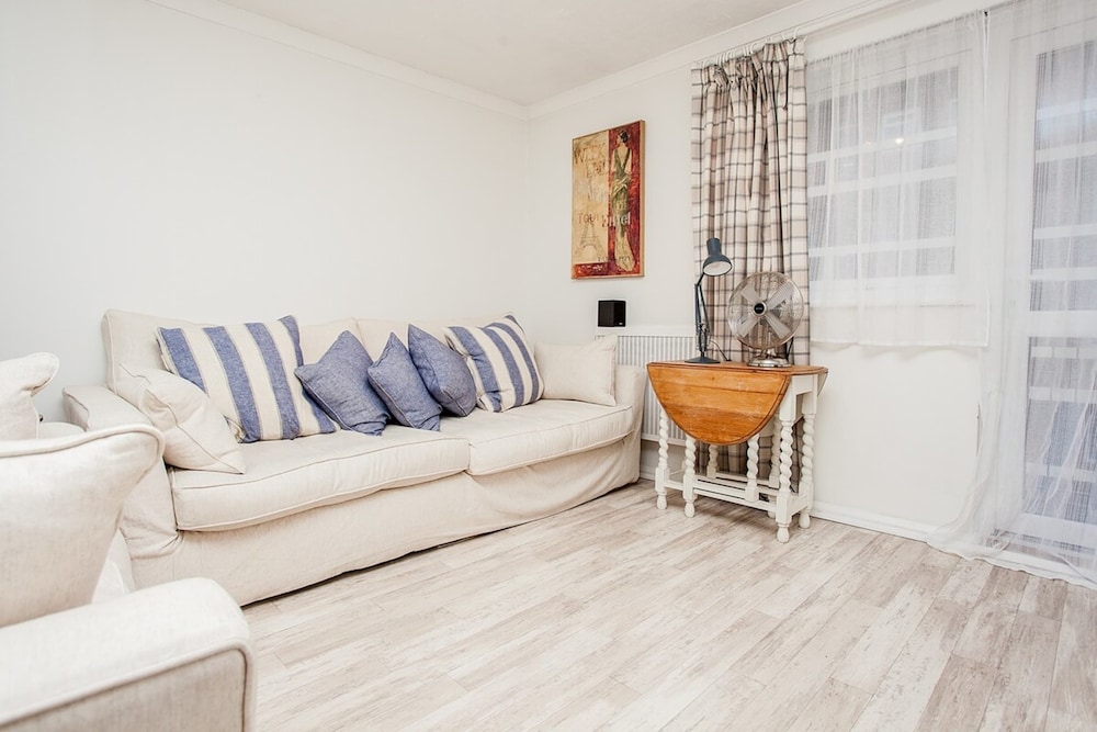 Stunning Spacious South London 1 Bed Apartment with Balcony